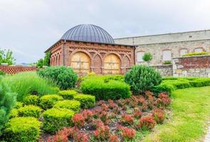 vue panoramique sur le jardin avec le dôme en arrière-plan sur le site du château de rabati. photo