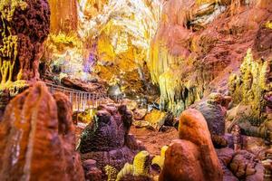 vue imprenable à l'intérieur de la grotte de Prométhée sans touristes et formations géologiques illuminées photo