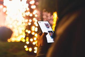 texte de petite amie et partagez une photo d'arbre de Noël, des moments avec des amis