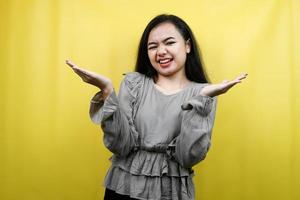 belle jeune femme avec une expression que je ne sais pas, isolée photo