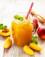 jus de nectarine aux fruits frais photo