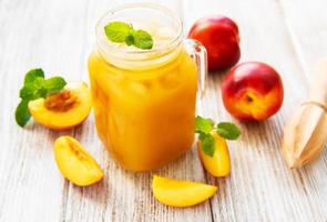 jus de nectarine aux fruits frais photo