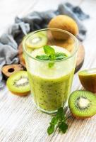 verre de smoothie kiwi aux fruits frais photo