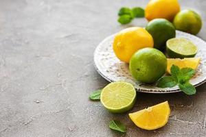 assiette avec citrons et limes photo