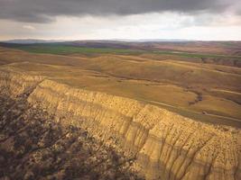 Vue panoramique aérienne du paysage de la zone protégée du parc national de Vashlovani avec jeep sur la route passig au premier plan photo