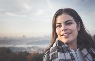 la fille de la ville se tient debout et regarde la caméra photo