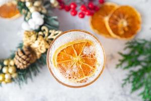 cocktail de vin chaud de noël pétillant, grog vin épices nouvel an boisson sucrée photo