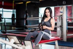 femmes asiatiques de remise en forme effectuant des exercices photo