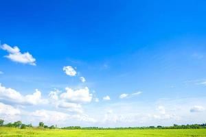 texture de fond de ciel bleu avec des nuages blancs. photo