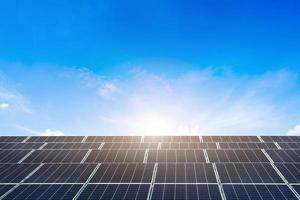 panneau solaire sur fond de ciel bleu, concept d'énergie alternative, énergie propre, énergie verte. photo