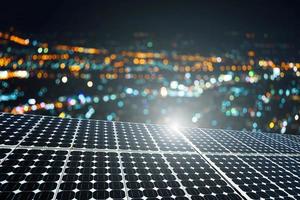 texture du panneau solaire de panneaux photovoltaïques avec fond de nuit lumière bokeh ville, concept d'énergie alternative photo