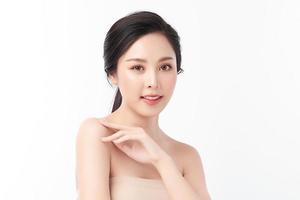 belle jeune femme asiatique avec une peau fraîche et propre sur fond blanc, soins du visage, soins du visage, cosmétologie, beauté et spa, portrait de femmes asiatiques. photo