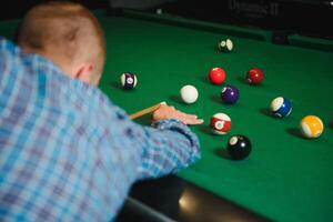 en jouant billard - fermer coup de une homme en jouant billard photo