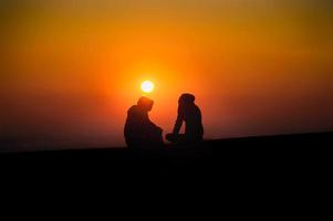 confidences entre deux adolescents au coucher du soleil. photo