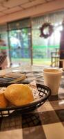 petit déjeuner avec fromage pain et une verre de Expresso photo