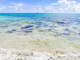 turquoise eau claire rochers pierres plage mexicaine del carmen mexique. photo