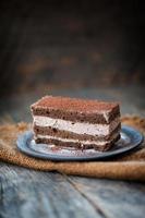 tranche de délicieux gâteau au chocolat fait maison photo