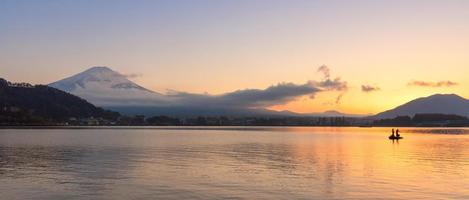 vue panoramique sur le paysage naturel du mont fuji à kawaguchiko pendant le coucher du soleil en automne au japon. le mont fuji est un endroit spécial d'une beauté scénique et l'un des sites historiques du japon. photo