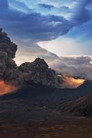 volcan mont bromo ou éruption gunung bromo au lever du soleil depuis le point de vue sur le mont penanjakan. mont bromo situé dans le parc national de bromo tengger semeru, à l'est de java, en indonésie. photo