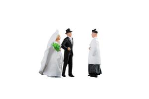 gros plan de personnes miniatures mariage mariée et marié couple isolé avec un tracé de détourage sur fond blanc. design élégant avec espace de copie pour placer votre texte, maquette pour l'amour et le concept de mariage photo