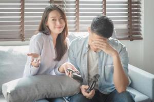les amoureux des couples asiatiques apprécient et jouent à un jeu de console en vacances font plus de temps de bonheur ensemble à la maison