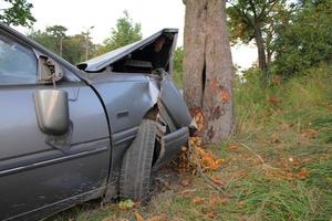 voiture détruite dans un accident avec arbre photo