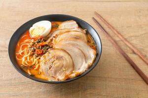 nouilles ramen soupe épicée au tomyum avec rôti de porc photo