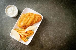 fish and chips - filet de poisson frit avec chips de pommes de terre photo