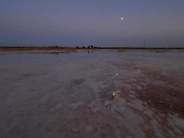 coucher de soleil sur le lagon rose des marais salants de torrevieja, espagne photo