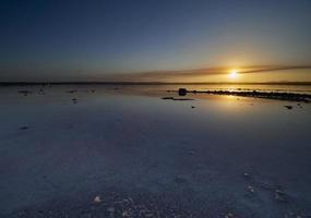 coucher de soleil sur le lagon rose des marais salants de torrevieja, espagne photo