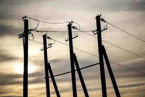 vue sur le pylône de transmission d'électricité contre le ciel pendant le coucher du soleil. photo