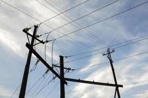 vue sur le pylône de transmission d'électricité contre le ciel pendant le coucher du soleil. photo