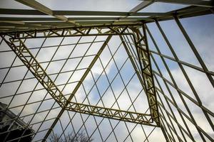 un bâtiment en forme de pyramide métallique inachevé et abandonné. structure en fer vue intérieure. photo