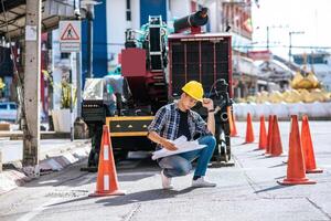 les ingénieurs civils travaillent sur de grandes routes et des conditions de machinerie. photo