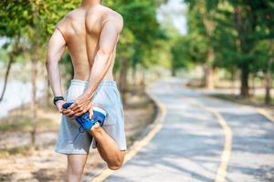 les hommes s'échauffent avant et après l'exercice