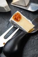 camembert ou brie fromage à pâte molle collation sur la table