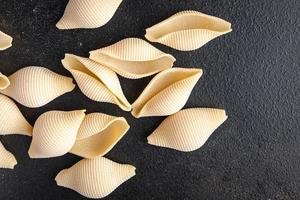 pâtes conchiglie coquille crue repas sain fond alimentaire photo