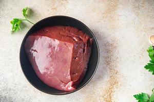 abats de foie de porc morceau frais de viande de porc régime céto ou paléo photo