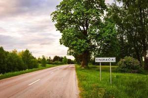 route goudronnée au village einoraiciai dans la campagne lituanienne photo