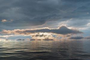 paysage marin sous un ciel nuageux nuageux. photo