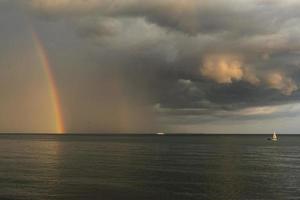 paysage marin sous un ciel nuageux nuageux. photo