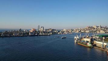 vue aérienne du paysage marin surplombant les baies de vladivostok photo