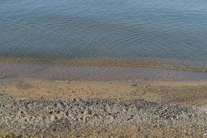 fond naturel avec une vague de mer sur une plage de sable photo