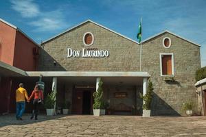 bento goncalves, brésil - 13 juillet 2019. façade rustique du bâtiment de la cave don laurindo et clients entrant, près de bento goncalves. une ville de campagne sympathique célèbre pour sa production de vin. photo