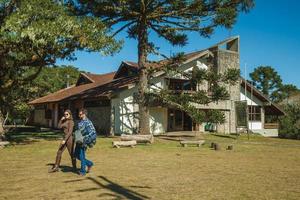 cambara do sul, brésil - 16 juillet 2019. personnes au centre d'accueil du parc national aparados da serra près de cambara do sul. une petite ville de campagne avec des attractions touristiques naturelles étonnantes. photo