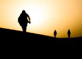nomades dans le désert photo