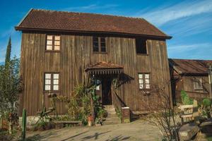 bento goncalves, brésil - 11 juillet 2019. façade avec entrée de charmante maison ancienne en bois dans un style rural traditionnel, près de bento goncalves. une ville de campagne sympathique célèbre pour sa production de vin. photo