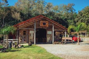 bento goncalves, brésil - 11 juillet 2019. façade en bois de restaurant rustique et arbres dans une ferme près de bento goncalves. une ville de campagne sympathique dans le sud du brésil célèbre pour sa production de vin. photo