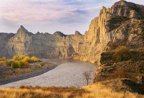 magnifique paysage de rivière et de falaise au coucher du soleil à mijniskure. parc national de vashlovani photo