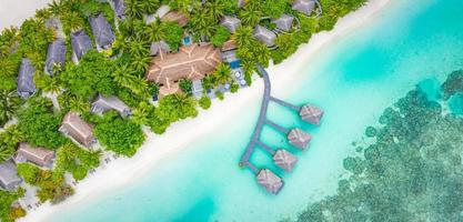 paysages paradisiaques des maldives. vue de dessus paysage aérien tropical, paysage marin avec longue jetée, villas sur l'eau, magnifique plage de la mer et du lagon, nature tropicale. bannière de destination touristique exotique, vacances d'été